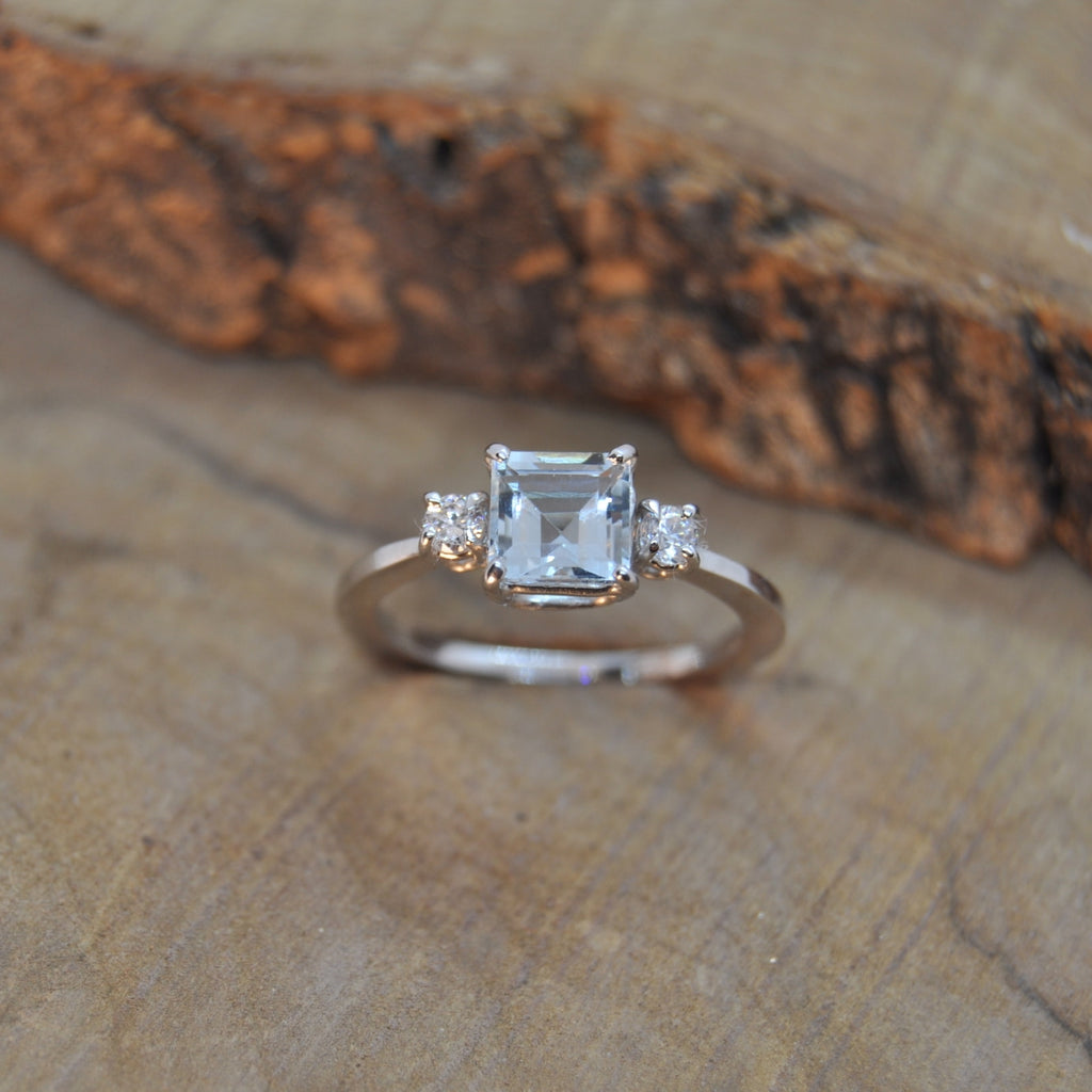 Anello in Oro con Acquamarina, realizzato artigianalmente da orafo. 