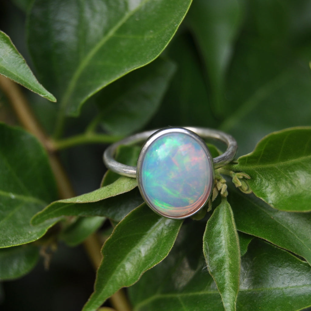 Anello solitario in argento con opale, artigianale realizzato da Orafo. 